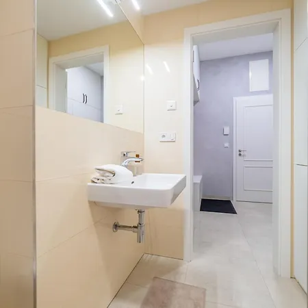 Chic Brick In Historic Center By Rentez Apartament Praga